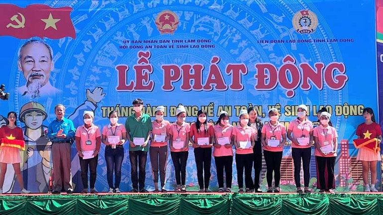 Chủ tịch Liên đoàn Lao động tỉnh Lâm Đồng Hoàng Liên trao quà tặng công nhân, người lao động dịp Tháng hành động về an toàn, vệ sinh lao động.