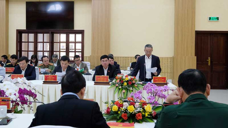 Chủ tịch Ủy ban nhân dân tỉnh Lâm Đồng Trần Văn Hiệp phát biểu ý kiến tại hội nghị.