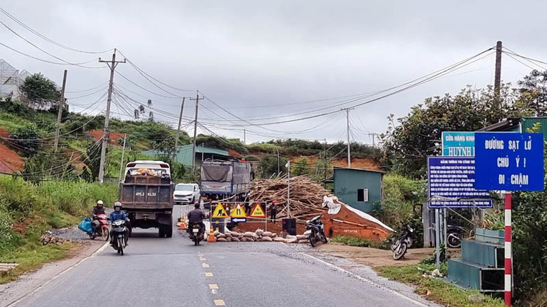 Vị trí sạt lở nghiêm trọng đoạn qua thôn 1, xã Đạ Sar, huyện Lạc Dương.