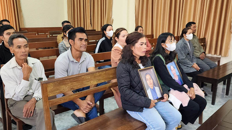 Những người thân của gia đình ông bà Ya Tạo tại phiên tòa.