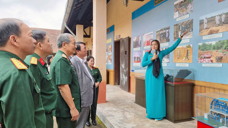 Triển lãm giới thiệu đến công chúng hơn 300 hình ảnh, tài liệu, hiện vật.