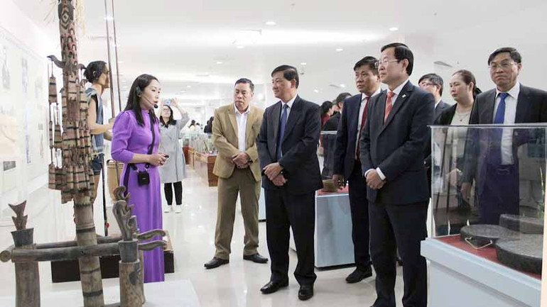 Các đại biểu tham quan triển lãm.