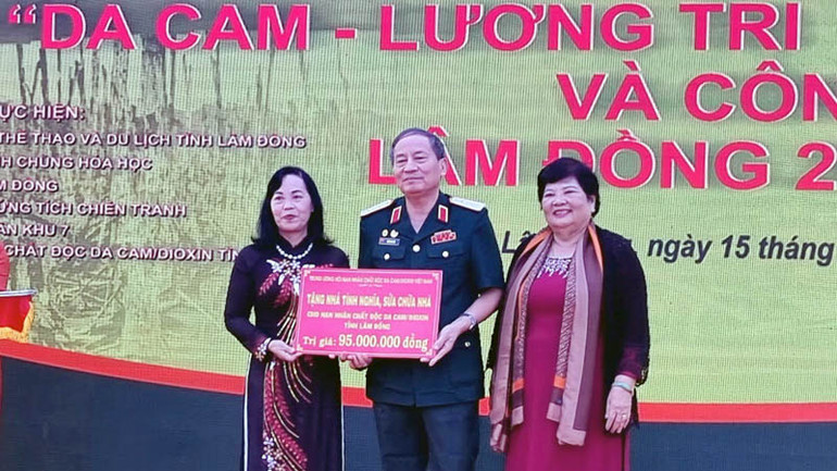 Trung tướng Đặng Nam Điền trao bảng tượng trưng của Trung ương Hội Nạn nhân chất độc da cam/dioxin Việt Nam tặng nhà tình nghĩa, sửa chữa nhà cho nạn nhân dioxin Lâm Đồng.