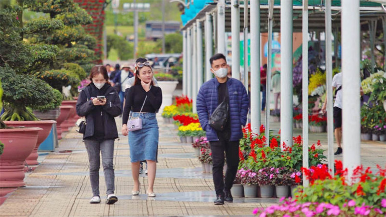 Du khách tham quan vườn hoa thành phố Đà Lạt dịp lễ 2/9.