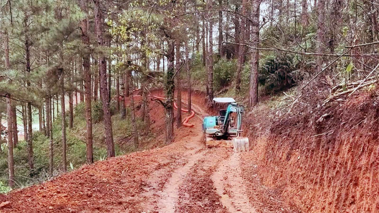 Xe múc tại hiện trường đã tạm ngừng hoạt động. Xe múc tại hiện trường đã tạm ngừng hoạt động.