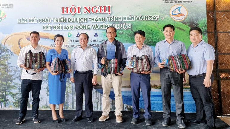 Lãnh đạo Sở Văn hóa, Thể thao và Du lịch Lâm Đồng, Hiệp hội du lịch Lâm Đồng-Đà Lạt trao quà tặng đại biểu dự hội nghị.