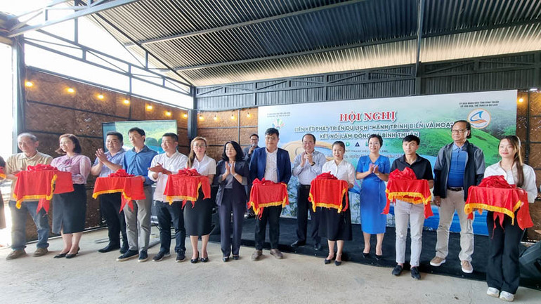 Chính thức khai trương tuyến trekking Tà Năng-Phan Dũng.