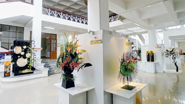 Không gian trưng bày các tác phẩm hoa nghệ thuật.