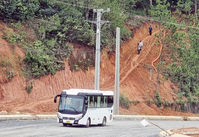 Con đường có dấu hiệu mới san gạt nối vào tuyến đường vành đai thành phố Đà Lạt và đường vào khu du lịch quốc gia hồ Tuyền Lâm. Con đường có dấu hiệu mới san gạt nối vào tuyến đường vành đai thành phố Đà Lạt và đường vào khu du lịch quốc gia hồ Tuyền Lâm.