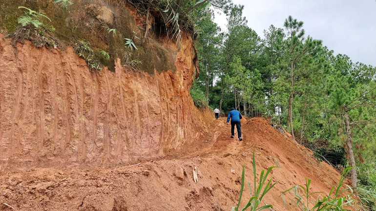 Phía đầu chân dốc có dấu hiệu san gạt. Phía đầu chân dốc có dấu hiệu san gạt.