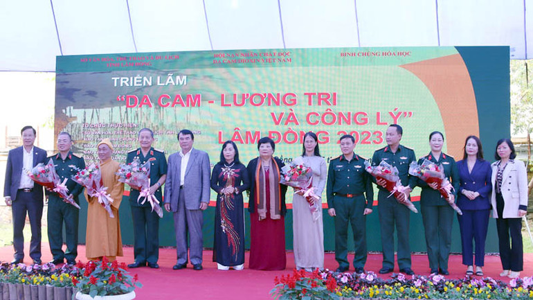 Ban tổ chức tặng hoa tri ân các cơ quan, đơn vị, tổ chức và nhà tài trợ đã giúp đỡ, hỗ trợ các nạn nhân chất độc da cam.