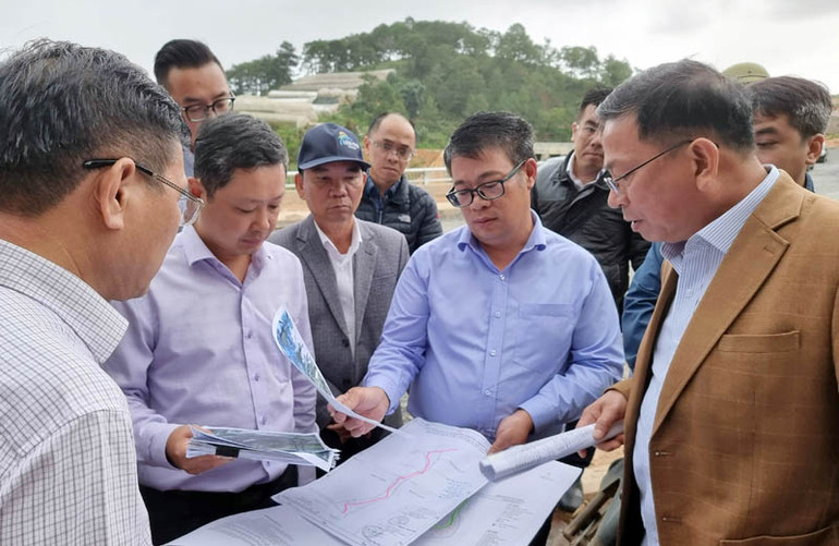 Phó Chủ tịch Ủy ban nhân dân tỉnh Lâm Đồng Nguyễn Ngọc Phúc xem họa đồ và nghe cơ quan chức năng liên quan báo cáo tại hiện trường. Phó Chủ tịch Ủy ban nhân dân tỉnh Lâm Đồng Nguyễn Ngọc Phúc xem họa đồ và nghe cơ quan chức năng liên quan báo cáo tại hiện trường.