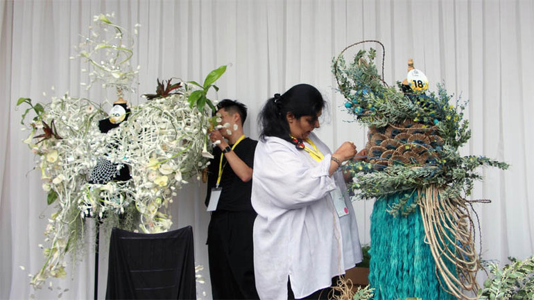 Các nghệ nhân sáng tạo các tác phẩm nghệ thuật hoa.