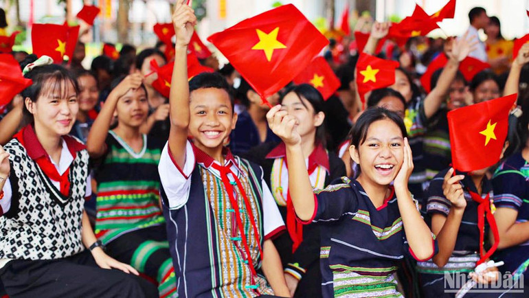 Học sinh Trường Phổ thông Dân tộc nội trú-THCS huyện Đam Rông, tỉnh Lâm Đồng vui mừng đón chào năm học mới.