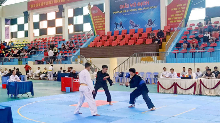 Các vận động viên tranh tài sau lễ khai mạc.