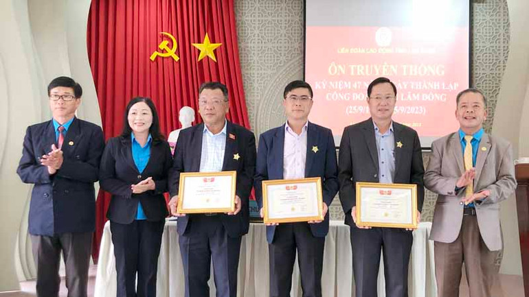 Trao Kỷ niệm chương Vì sự nghiệp xây dựng tổ chức Công đoàn tặng các cá nhân.