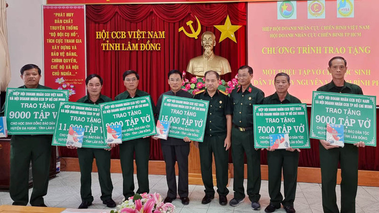 Ban tổ chức trao bảng tượng trưng cho Hội Cựu chiến binh các địa phương tỉnh Lâm Đồng tặng tập vở cho học sinh địa phương.