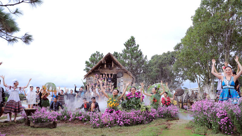 Chương trình thời trang thổ cẩm và âm nhạc Tây Nguyên tại không gian Thiên đường Tây Nguyên bên hồ Xuân Hương, thành phố Đà Lạt.