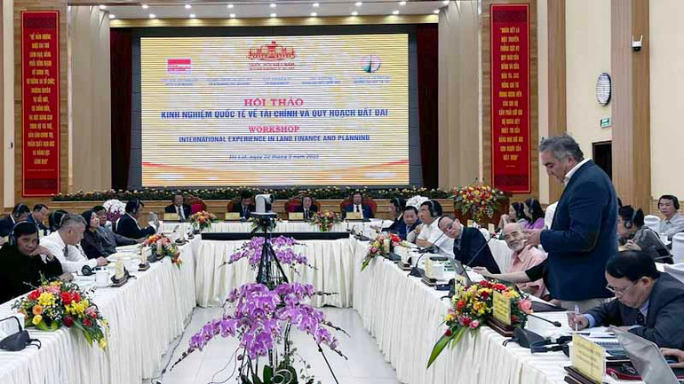 Đại biểu quốc tế trình bày ý kiến tham luận tại hội thảo.