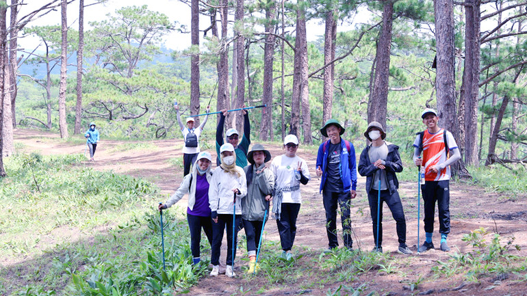 Các đại biểu trải nghiệm tuyến trekking Tà Năng-Phan Dũng.