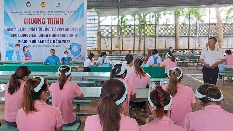 Tổ chức công đoàn phối hợp tổ chức khám bệnh, cấp phát thuốc miễn phí cho đoàn viên, người lao động.