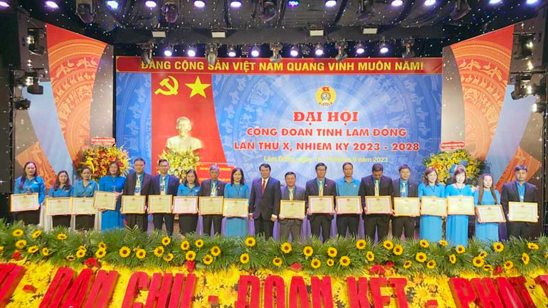 Tặng bằng khen các tập thể và cá nhân có nhiều thành tích trong phong trào thi đua yêu nước và hoạt động công đoàn giai đoạn 2018-2023.