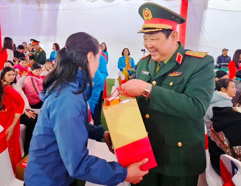 Lãnh đạo lực lượng vũ trang trao tặng quà Tết cho công nhân ở Thanh Hóa.