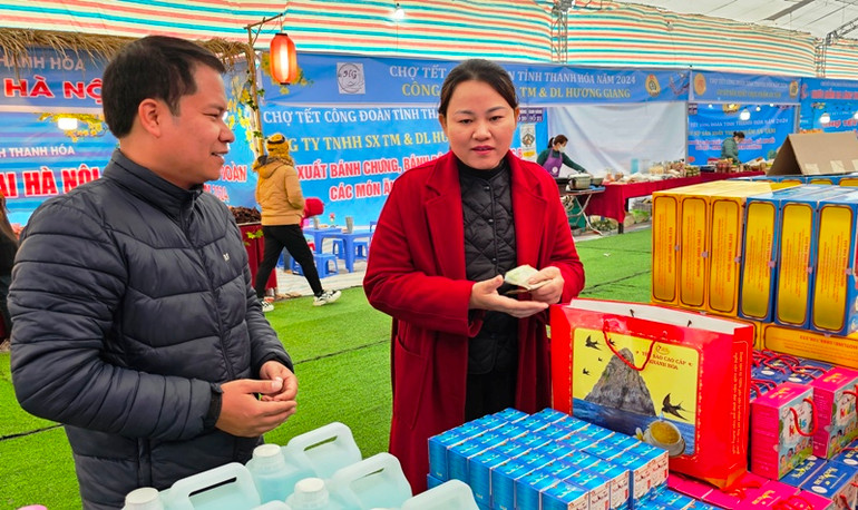 Công nhân mua sắm hàng hóa.