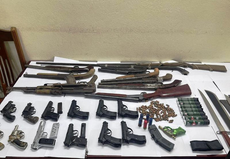 Nhiều vũ khí, hung khí nguy hiểm được Công an thành phố Thanh Hóa thu hồi.