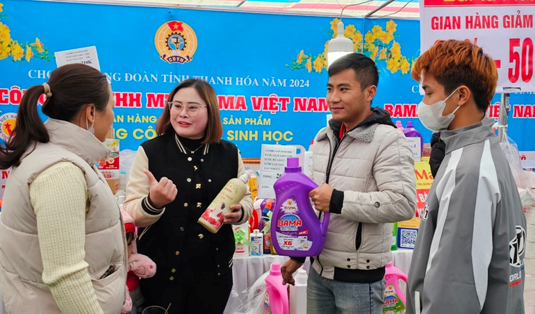 Công nhân chọn mua sản phẩm nước tẩy thân thiện môi trường, giảm giá.