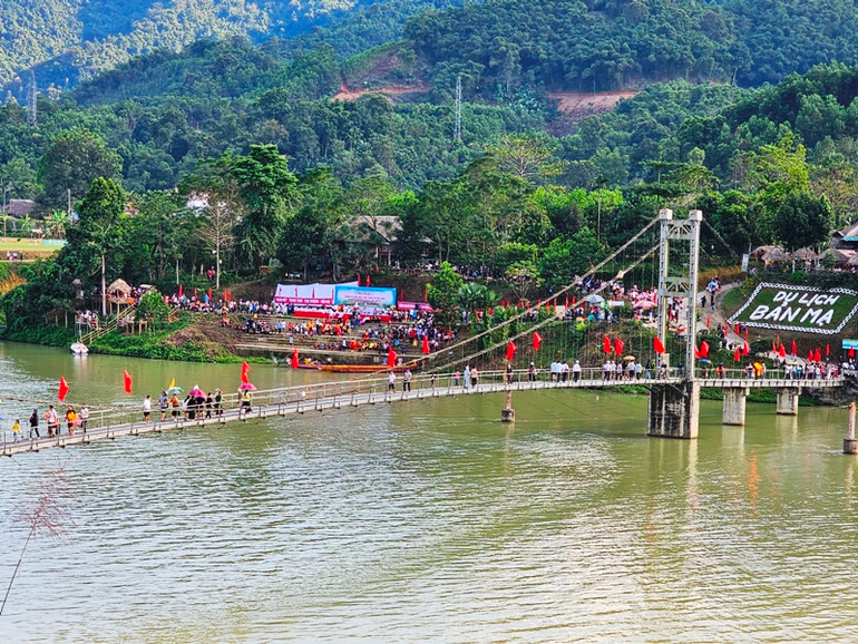 Bản Mạ ở thị trấn huyện Thường Xuân, tỉnh Thanh Hóa-điểm hấp dẫn khách du lịch. Bản Mạ ở thị trấn huyện Thường Xuân, tỉnh Thanh Hóa-điểm hấp dẫn khách du lịch.