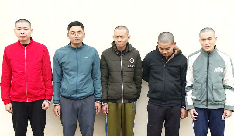 Điều tra mở rộng, công an huyện Hà Trung bắt giữ thêm 5 đối tượng hoạt động "tín dụng đen". Điều tra mở rộng, công an huyện Hà Trung bắt giữ thêm 5 đối tượng hoạt động "tín dụng đen".