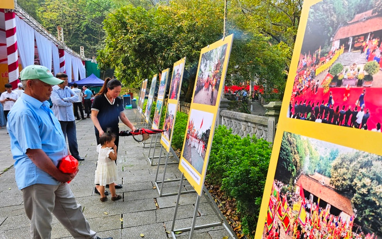 Du khách tham quan ảnh trưng bày, giới thiệu về di tích, danh thắng ở Thanh Hóa.