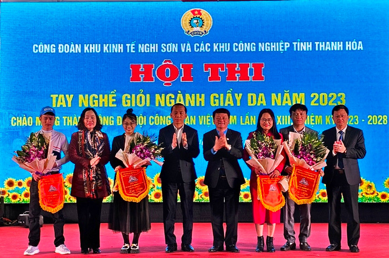 Lãnh đạo Liên đoàn Lao động tỉnh Thanh Hóa trao cờ cho các đội dự thi.