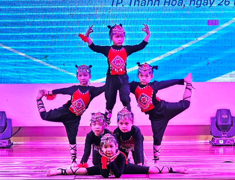 Thiếu nhi biểu diễn Yoga kids nghệ thuật.