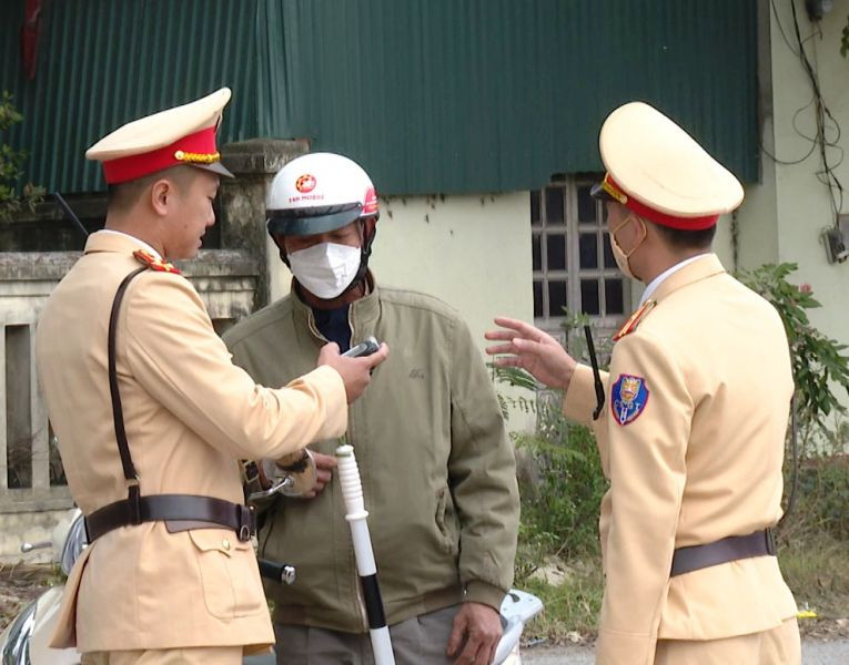 Cảnh sát giao thông kiểm tra nồng độ cồn, công khai kết quả.