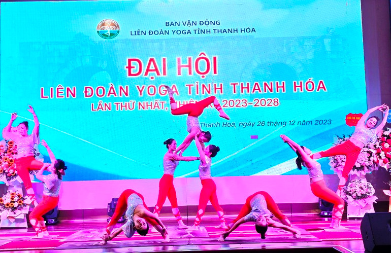Biểu diễn Yoga nghệ thuật team yêu thương.