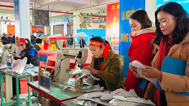 Người lao động may bao viền sản phẩm giầy.