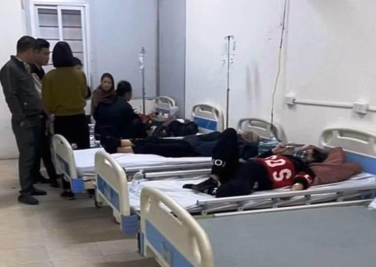 Phụ huynh đưa học sinh đến cơ sở y tế điều trị, chăm sóc.