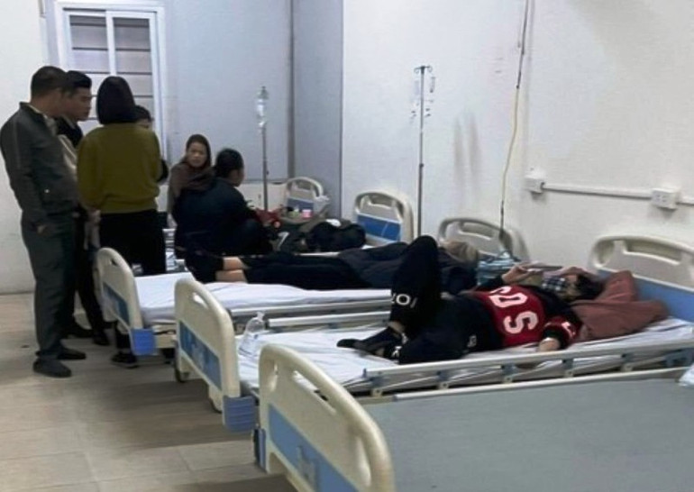 Phụ huynh đưa học sinh đến cơ sở y tế điều trị, chăm sóc.