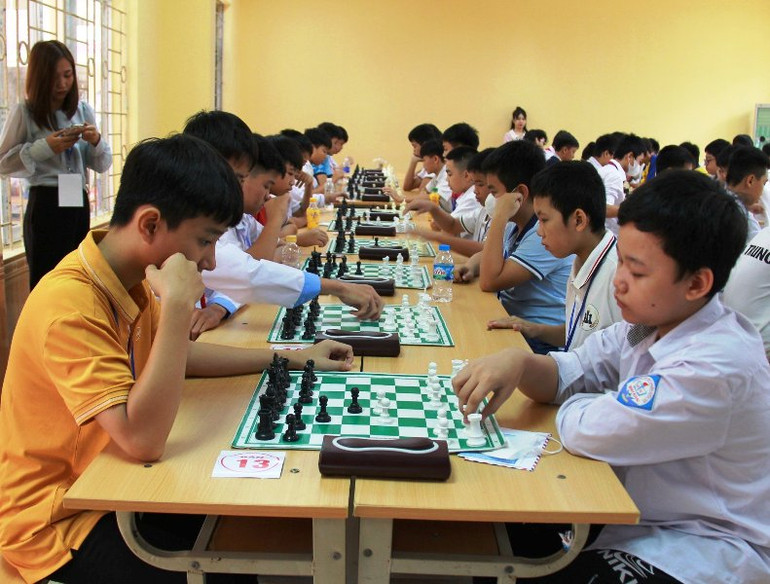 Học sinh thi đấu môn cờ vua.