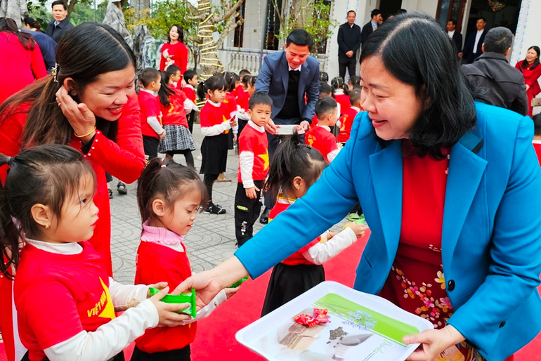 Đồng chí Bùi Thị Minh Hoài và lãnh đạo tỉnh Thanh Hóa phát bánh, kẹo cho trẻ em.