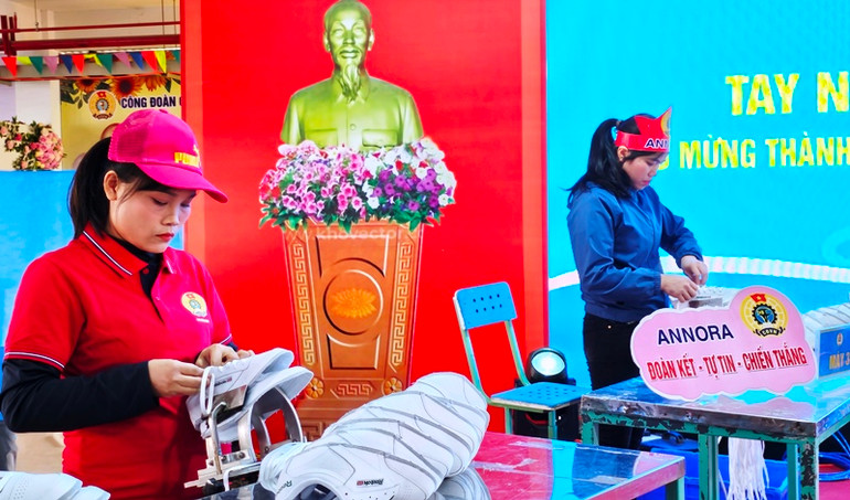 Người lao động thi xâu dây giầy.