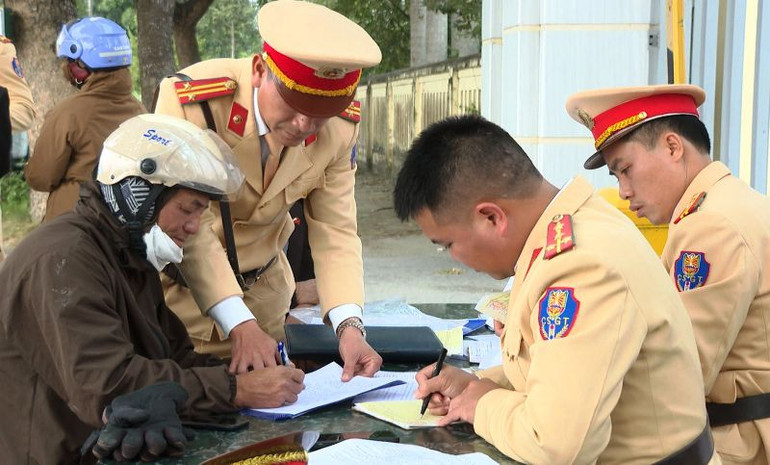 Cảnh sát giao thông lập biên bản, xử lý hành vi vi phạm.