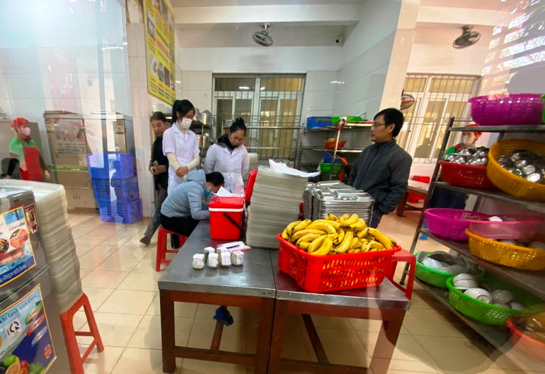 Cơ quan chức năng lấy mẫu, kiểm soát khẩu phần ăn tập thể.