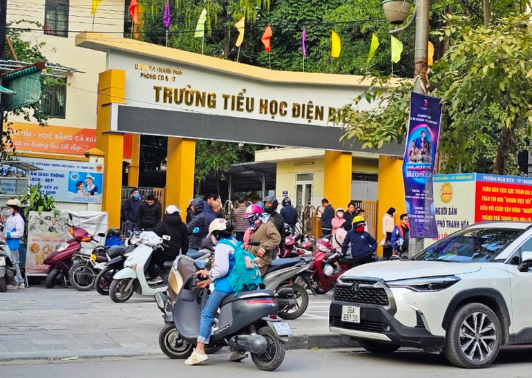 Cổng Trường tiểu học Điện Biên 1 chiều 22/12.