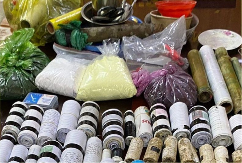 Các nguyên, vật liệu để sản xuất pháo nổ.