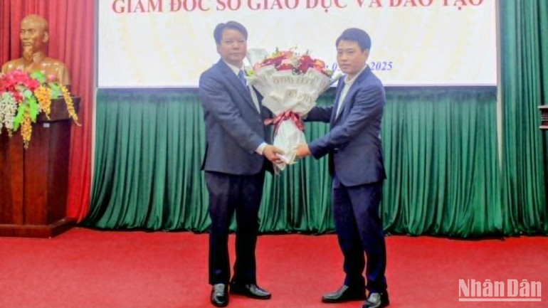 Đại diện Sở Giáo dục và Đào tạo tặng hoa chúc mừng tân Giám đốc.