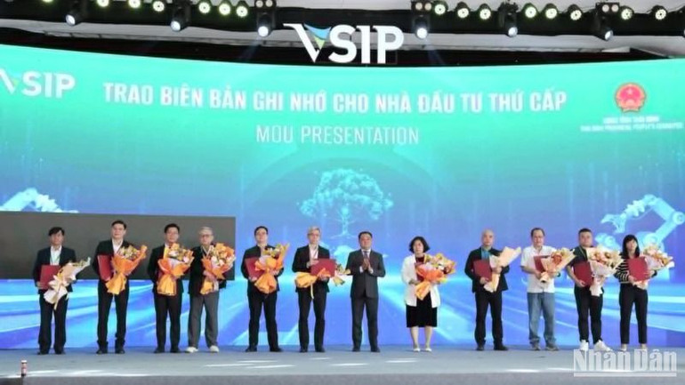Trao biên bản ghi nhớ cho các nhà đầu tư thứ cấp tại khu công nghiệp VSIP Thái Bình.