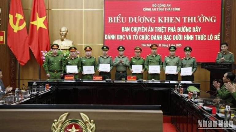 Đại tá Trần Xuân Ánh, Giám đốc Công an tỉnh tặng Giấy khen cho các chiến sĩ trong chuyên án.